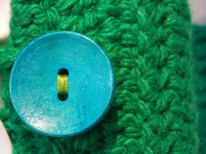 green_mugwarmer_button_turquoise_closeup
